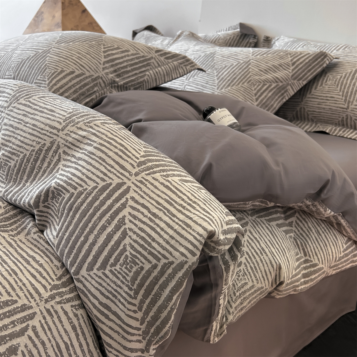 91家纺网 家纺一手货源 找家纺 锦彩家居 2025新款A类60支全棉色织提花四件套 几何菱形-灰色
