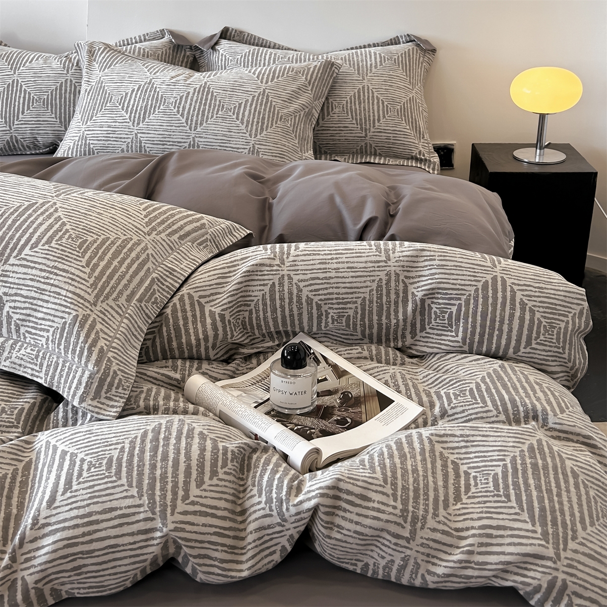 91家纺网 家纺一手货源 找家纺 锦彩家居 2025新款A类60支全棉色织提花四件套 几何菱形-灰色