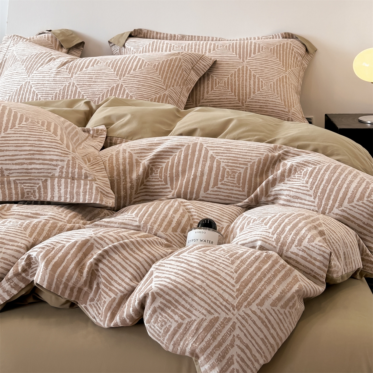 91家纺网 家纺一手货源 找家纺 锦彩家居 2025新款A类60支全棉色织提花四件套 几何菱形-咖色