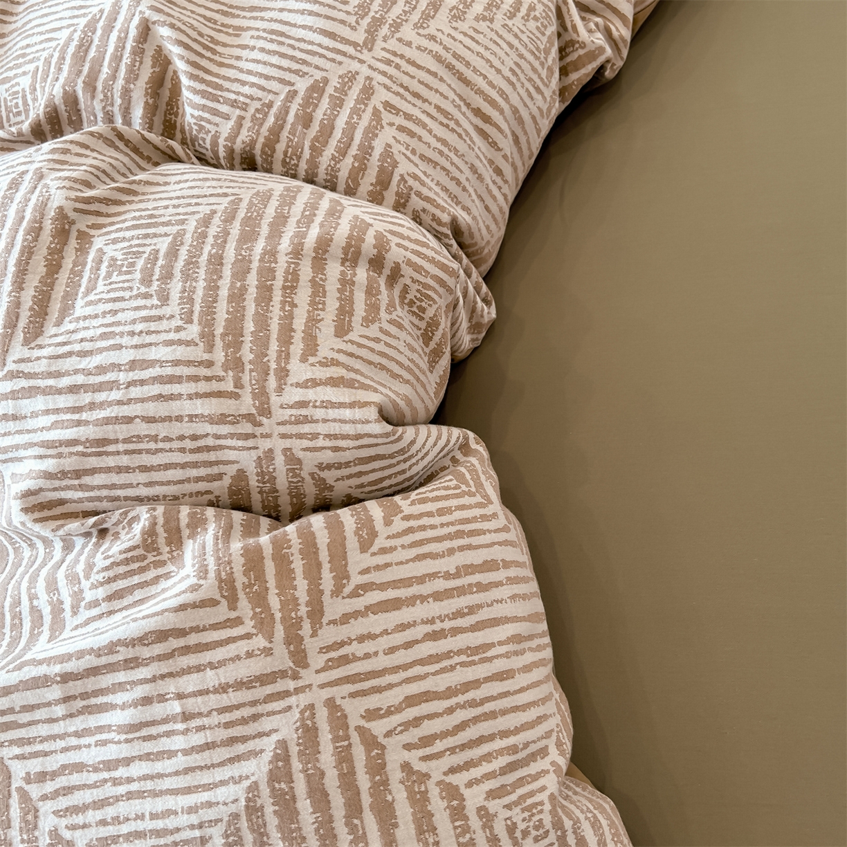 91家纺网 家纺一手货源 找家纺 锦彩家居 2025新款A类60支全棉色织提花四件套 几何菱形-咖色