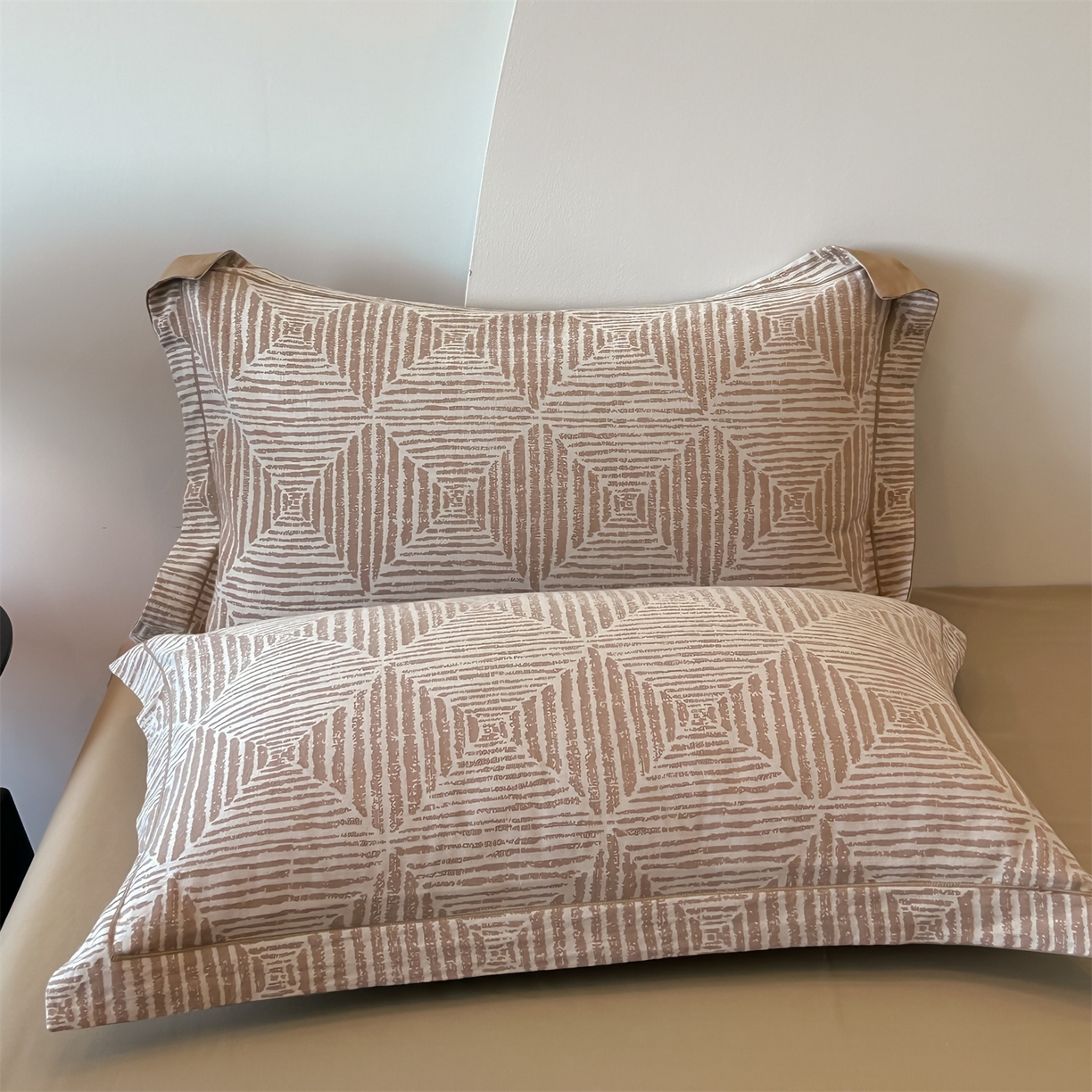 91家纺网 家纺一手货源 找家纺 锦彩家居 2025新款A类60支全棉色织提花四件套 几何菱形-咖色