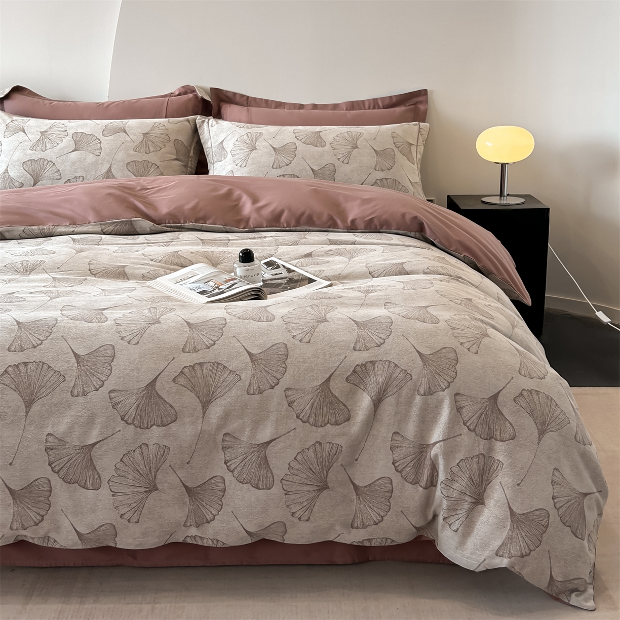 91家纺网 家纺一手货源 找家纺 锦彩家居 2025新款A类60支全棉色织提花四件套 银杏叶-豆沙