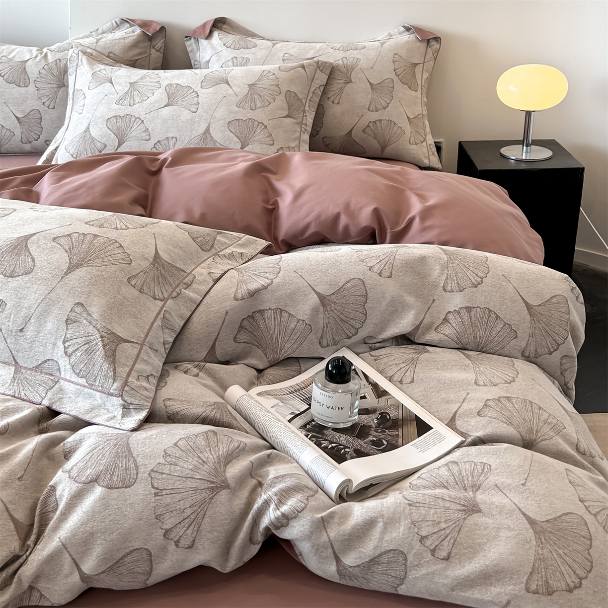 91家纺网 家纺一手货源 找家纺 锦彩家居 2025新款A类60支全棉色织提花四件套 银杏叶-豆沙