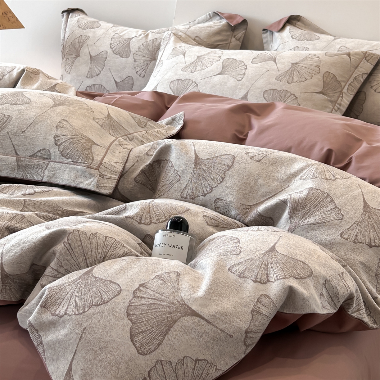 91家纺网 家纺一手货源 找家纺 锦彩家居 2025新款A类60支全棉色织提花四件套 银杏叶-豆沙