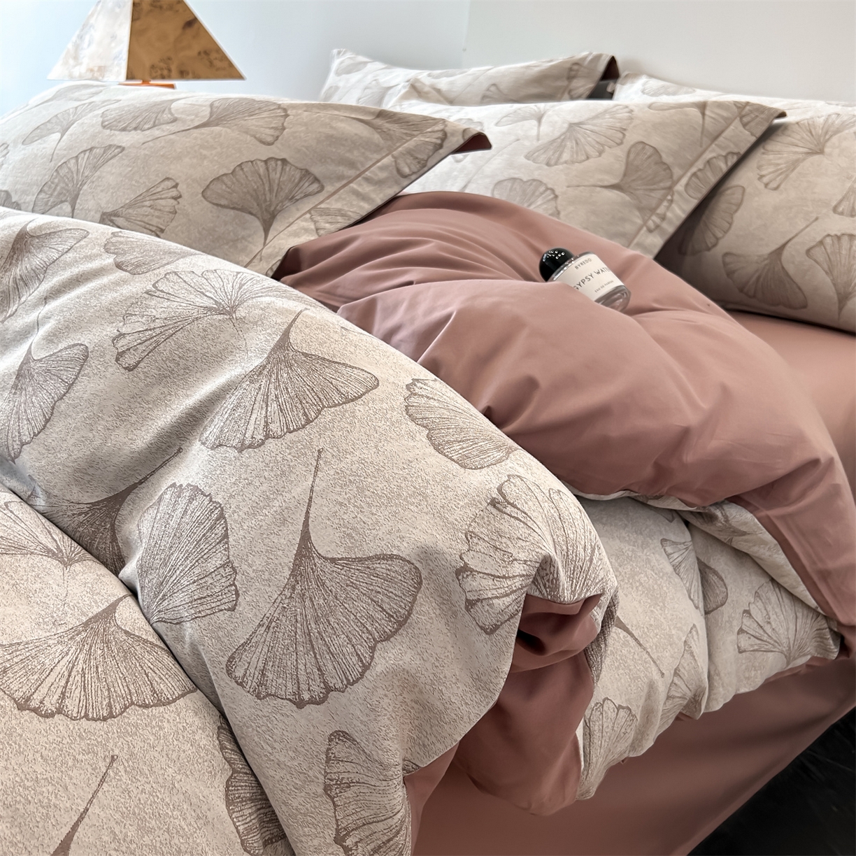 91家纺网 家纺一手货源 找家纺 锦彩家居 2025新款A类60支全棉色织提花四件套 银杏叶-豆沙