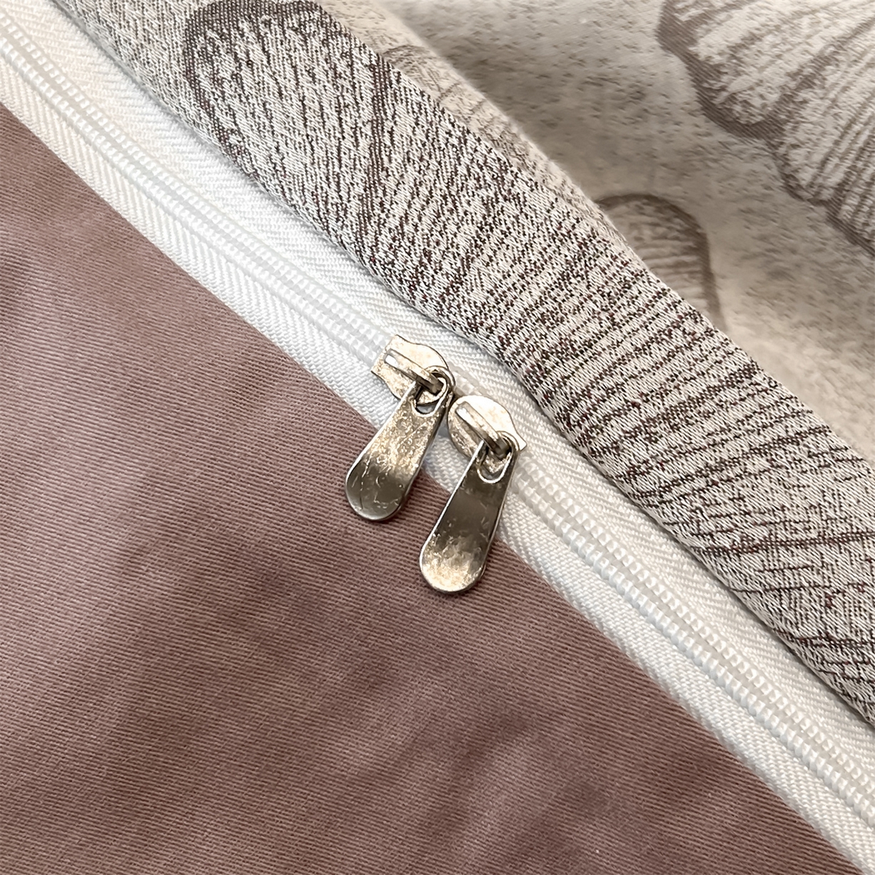 91家纺网 家纺一手货源 找家纺 锦彩家居 2025新款A类60支全棉色织提花四件套 银杏叶-豆沙