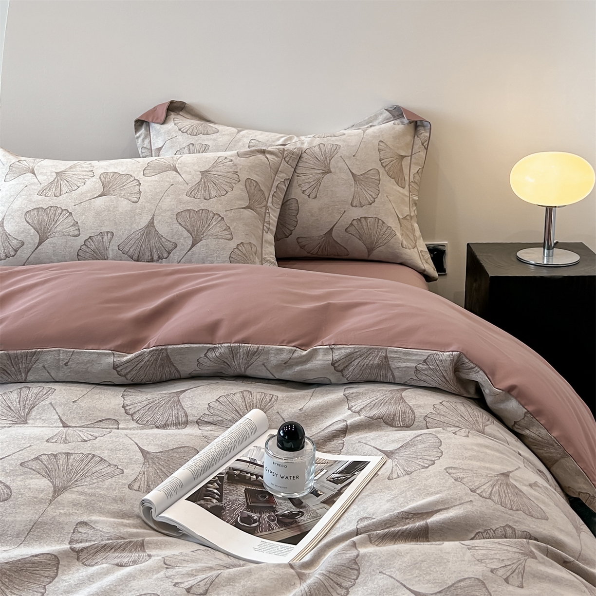 91家纺网 家纺一手货源 找家纺 锦彩家居 2025新款A类60支全棉色织提花四件套 银杏叶-豆沙