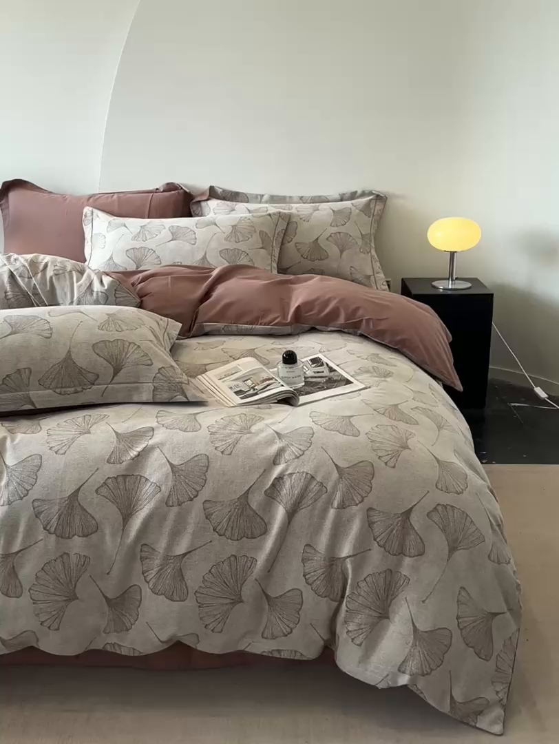 91家纺网 家纺一手货源 找家纺 锦彩家居 2025新款A类60支全棉色织提花四件套 银杏叶-豆沙