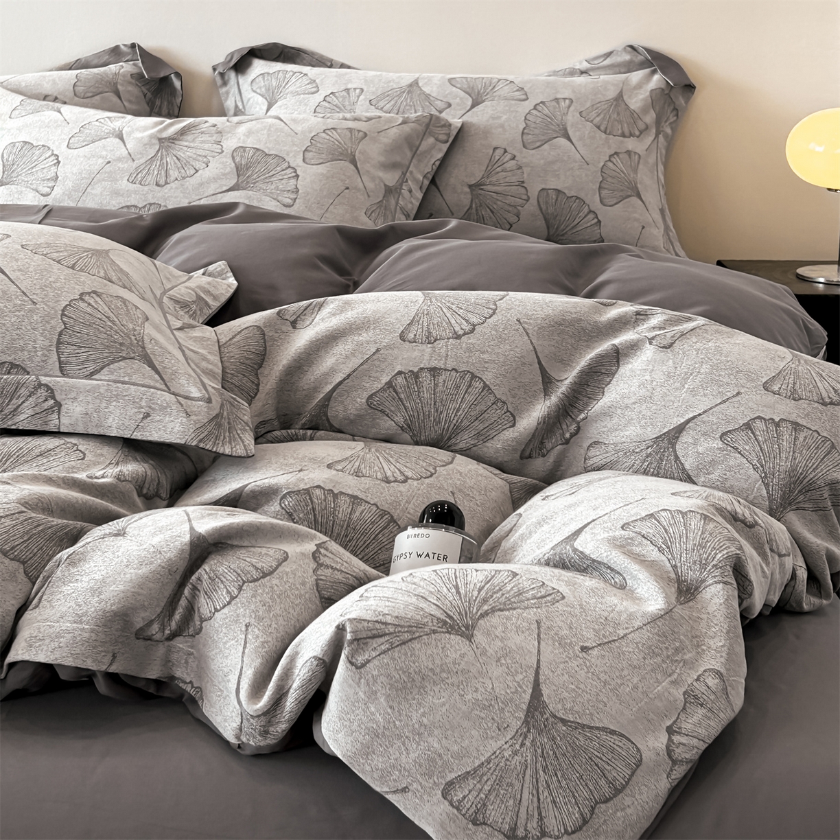 91家纺网 家纺一手货源 找家纺 锦彩家居 2025新款A类60支全棉色织提花四件套 银杏叶-灰色