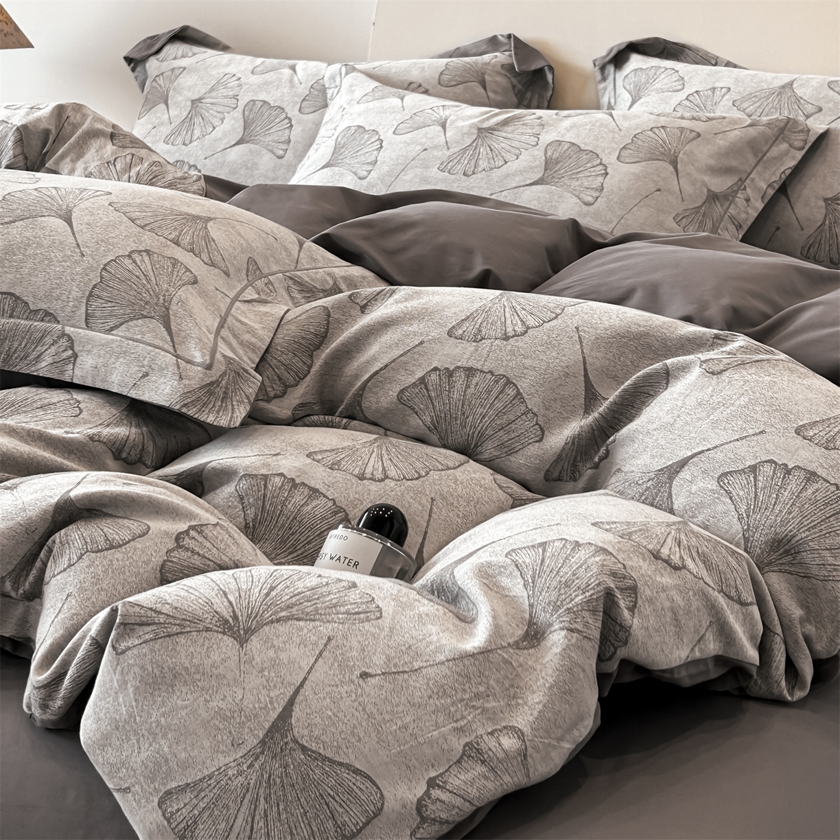 91家纺网 家纺一手货源 找家纺 锦彩家居 2025新款A类60支全棉色织提花四件套 银杏叶-灰色