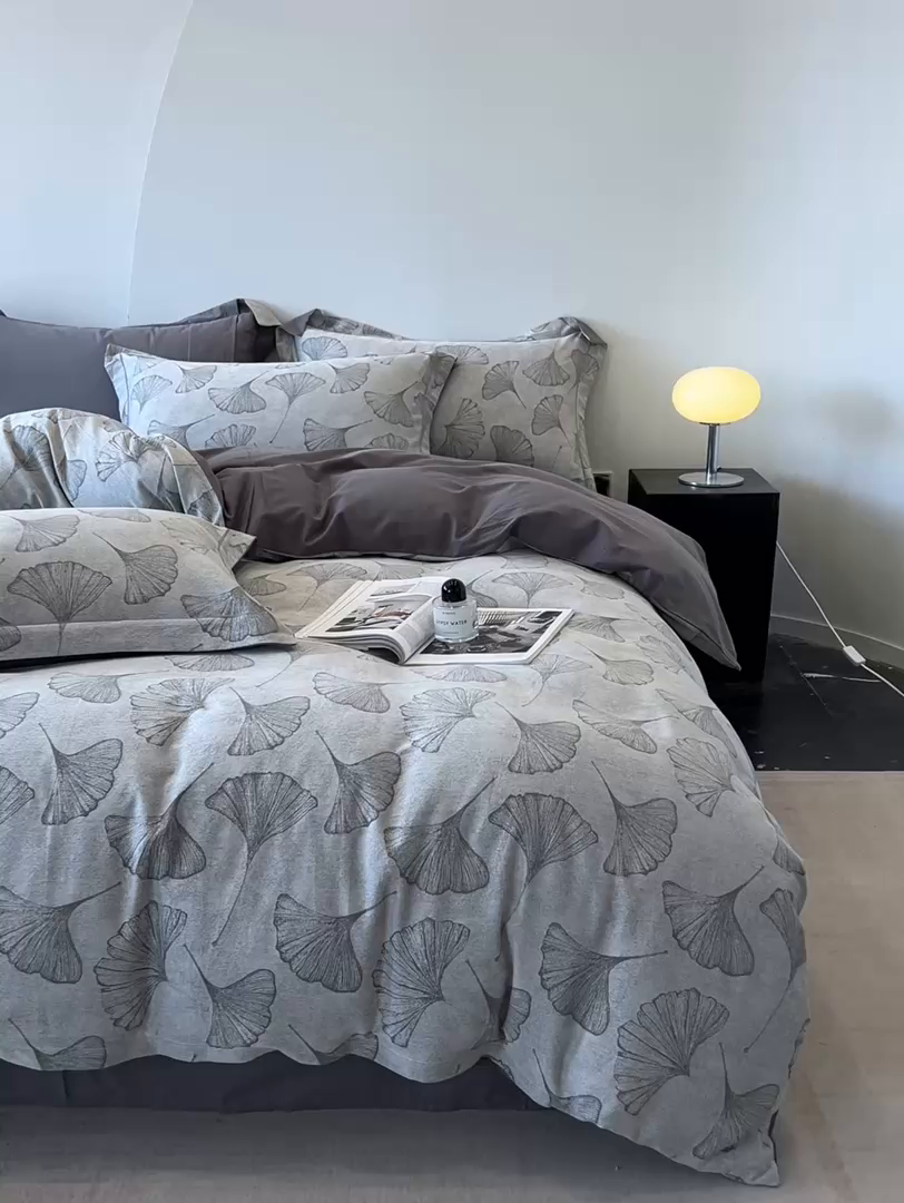 91家纺网 家纺一手货源 找家纺 锦彩家居 2025新款A类60支全棉色织提花四件套 银杏叶-灰色