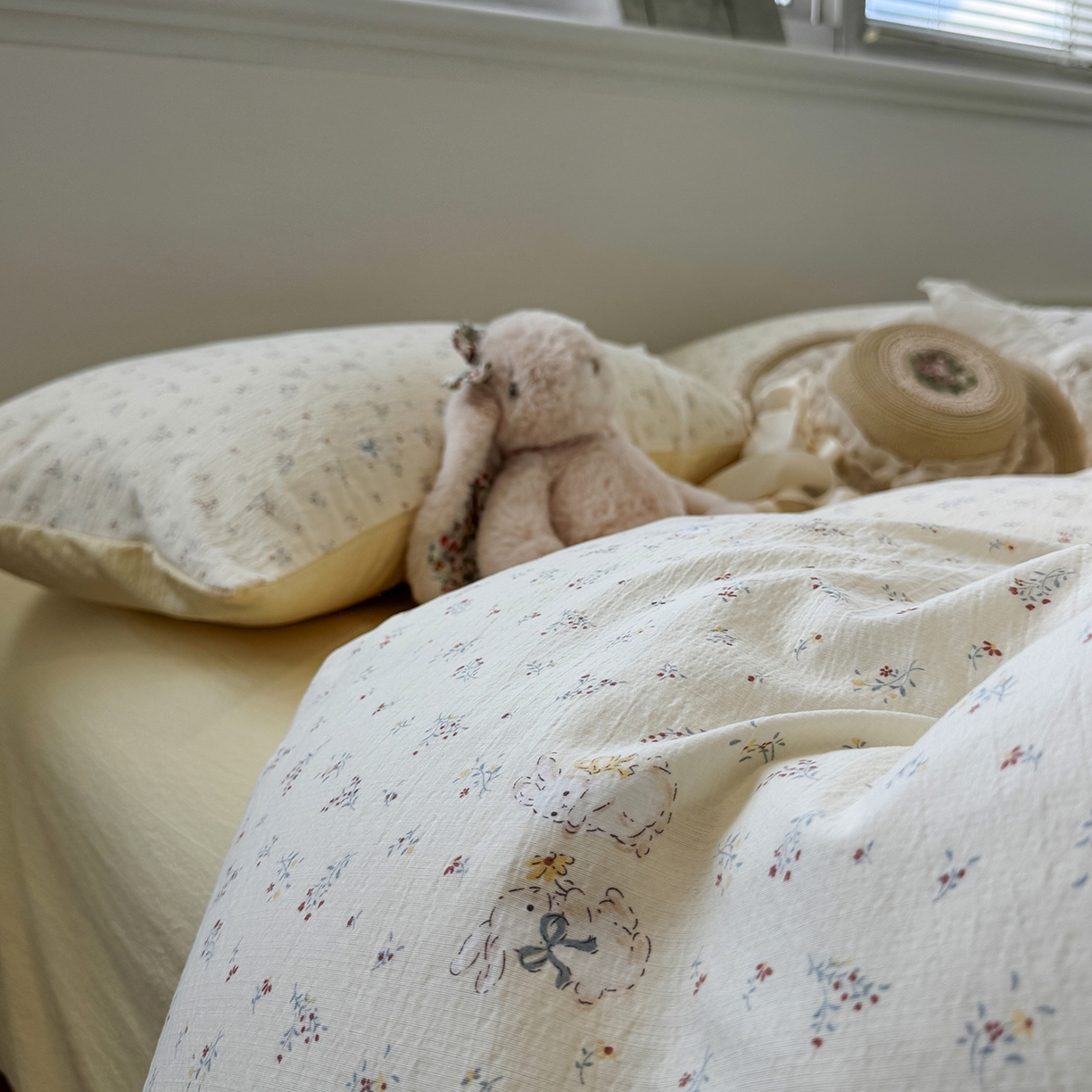 91家纺网 家纺一手货源 找家纺 水墨江南 2025新款高克重云感双层纱印花四件套-场景二 花园兔