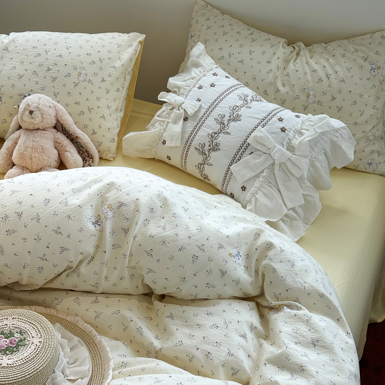 91家纺网 家纺一手货源 找家纺 水墨江南 2025新款高克重云感双层纱印花四件套-场景二 花园兔