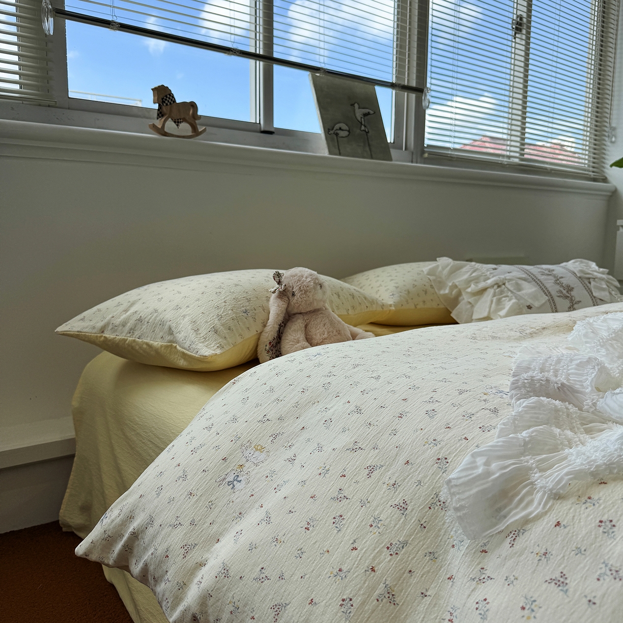 91家纺网 家纺一手货源 找家纺 水墨江南 2025新款高克重云感双层纱印花四件套-场景二 花园兔