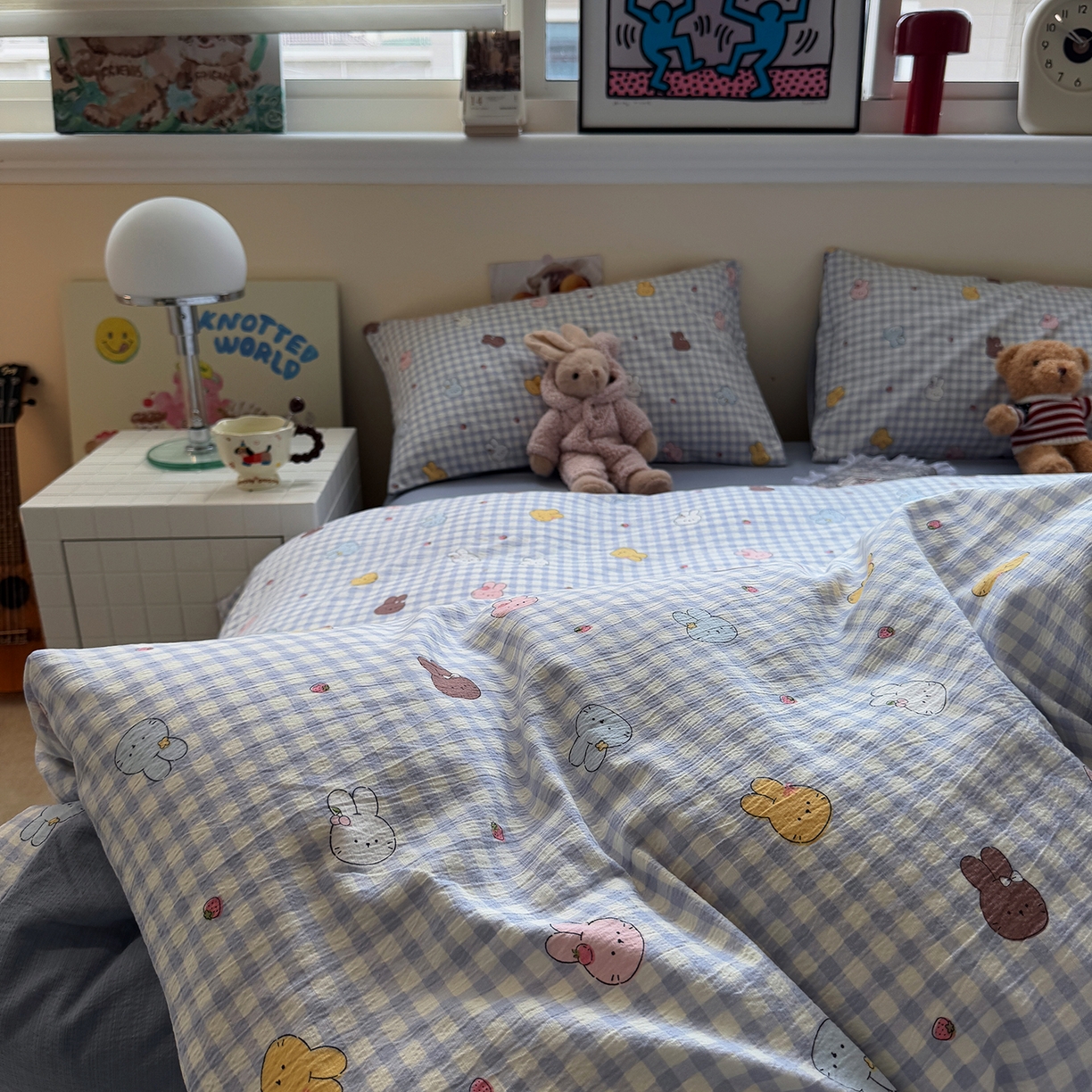 91家纺网 家纺一手货源 找家纺 水墨江南 2025新款高克重云感双层纱印花四件套-场景二 萌萌兔