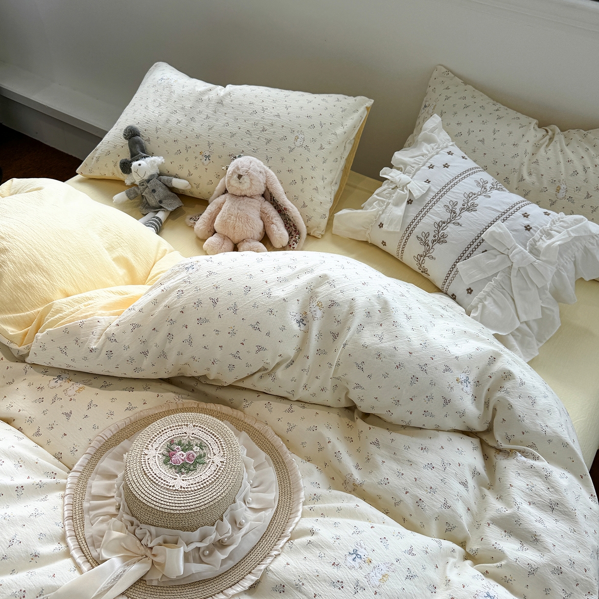 91家纺网 家纺一手货源 找家纺 水墨江南 2025新款高克重云感双层纱印花四件套-场景二 花园兔