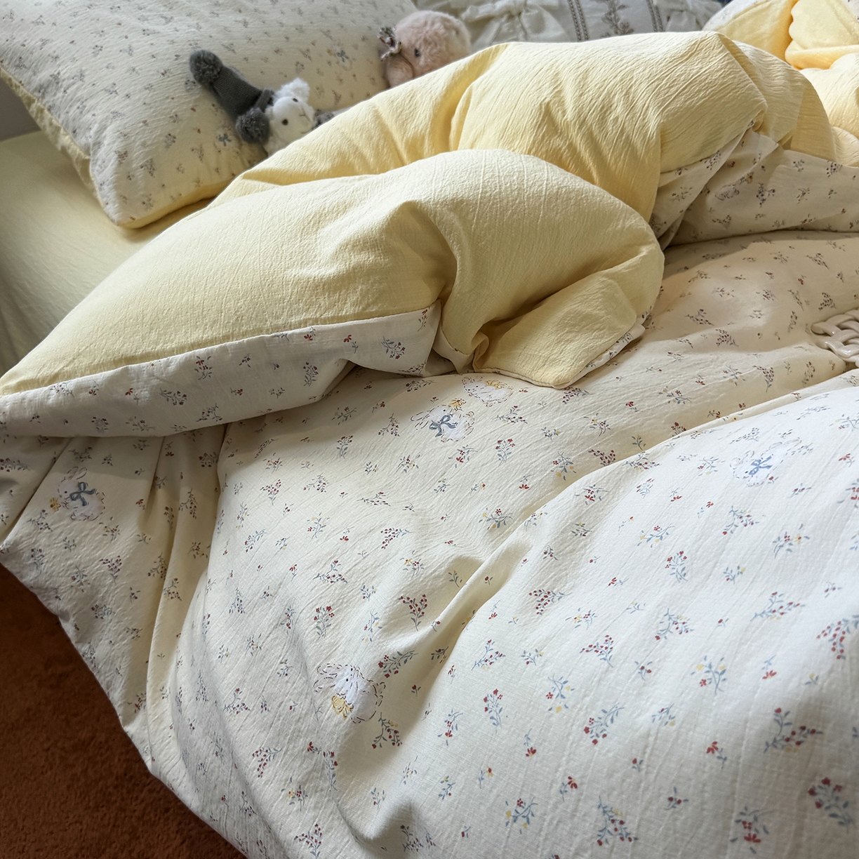 91家纺网 家纺一手货源 找家纺 水墨江南 2025新款高克重云感双层纱印花四件套-场景二 花园兔