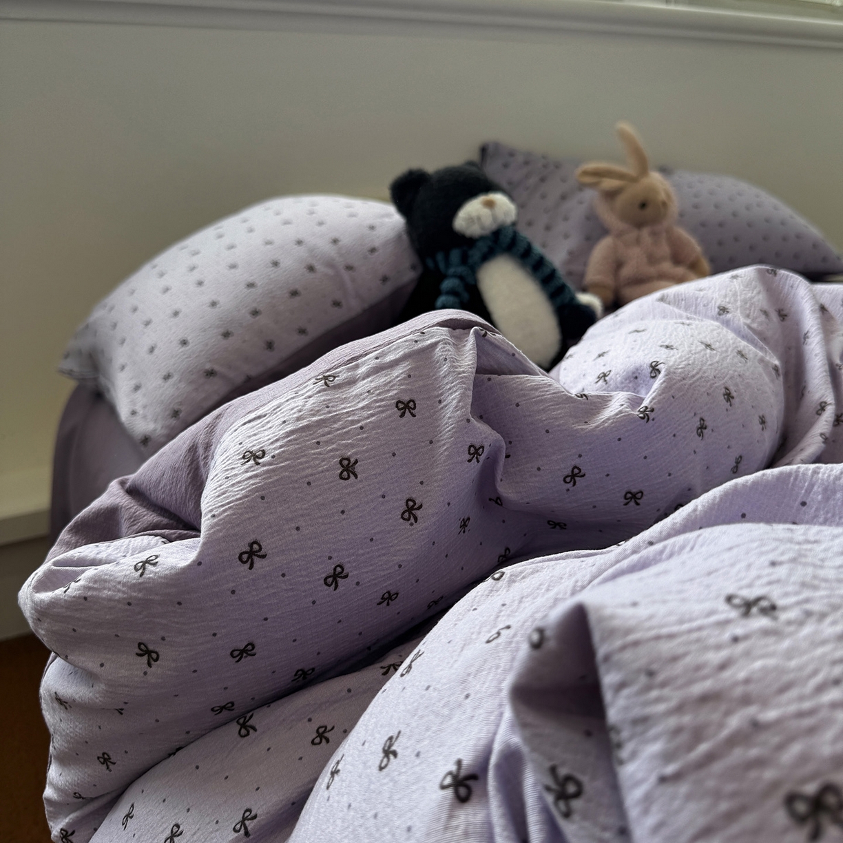 91家纺网 家纺一手货源 找家纺 水墨江南 2025新款高克重云感双层纱印花四件套-场景二 欢乐颂