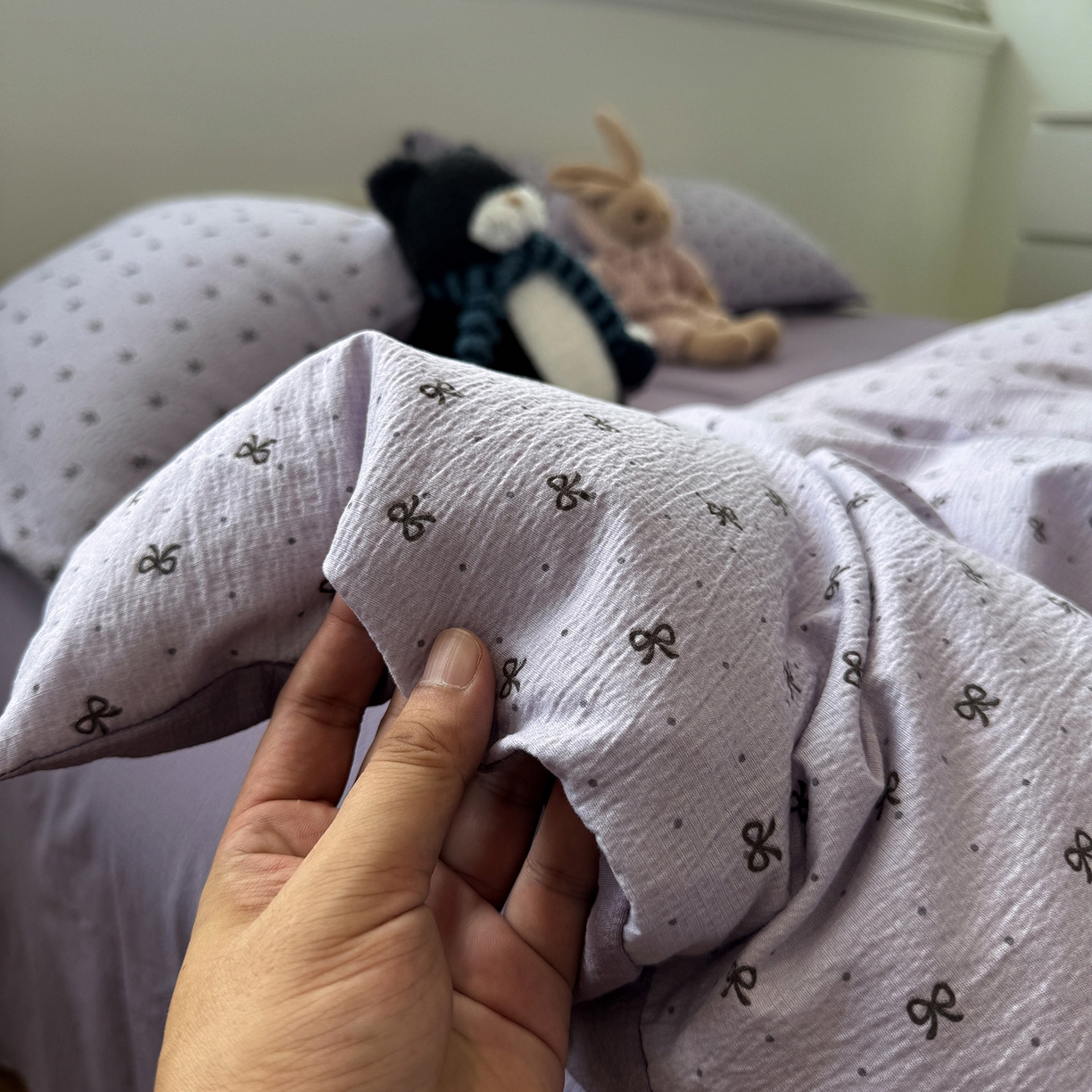 91家纺网 家纺一手货源 找家纺 水墨江南 2025新款高克重云感双层纱印花四件套-场景二 欢乐颂