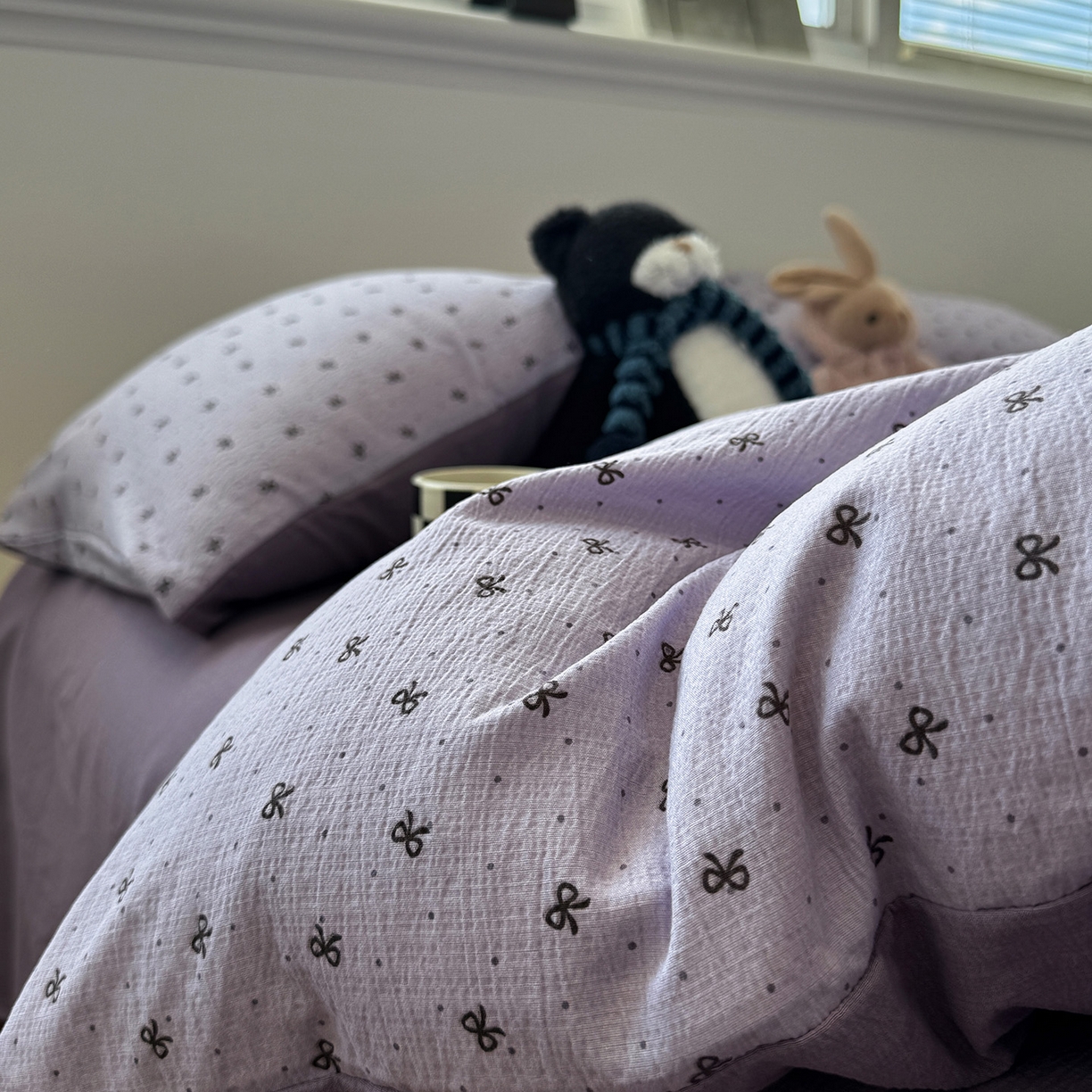 91家纺网 家纺一手货源 找家纺 水墨江南 2025新款高克重云感双层纱印花四件套-场景二 欢乐颂