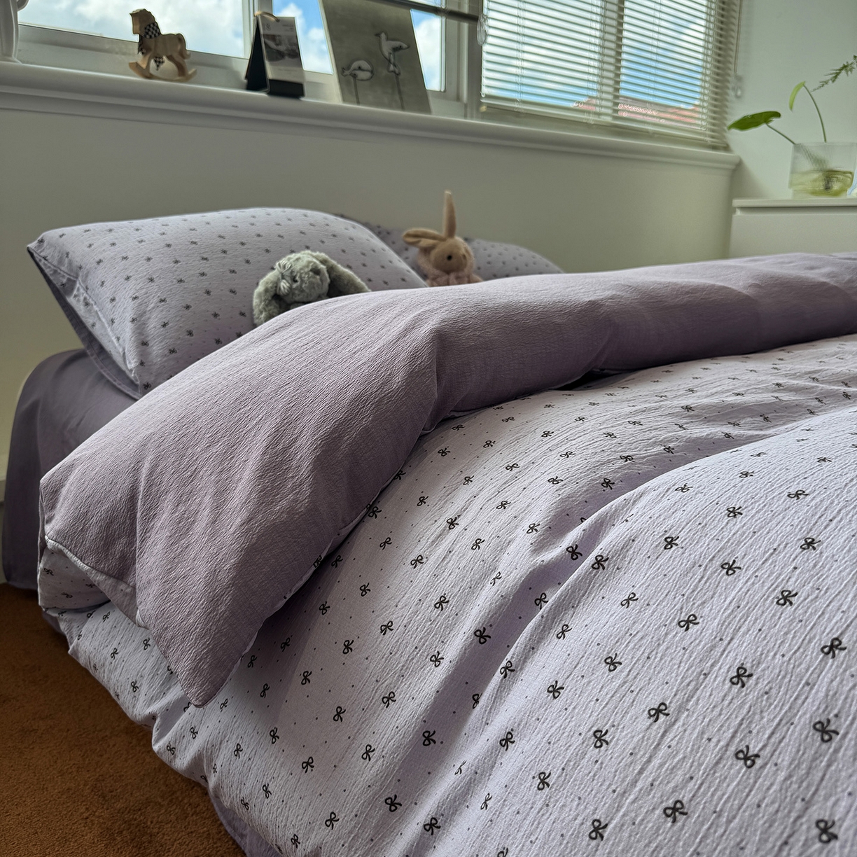 91家纺网 家纺一手货源 找家纺 水墨江南 2025新款高克重云感双层纱印花四件套-场景二 欢乐颂