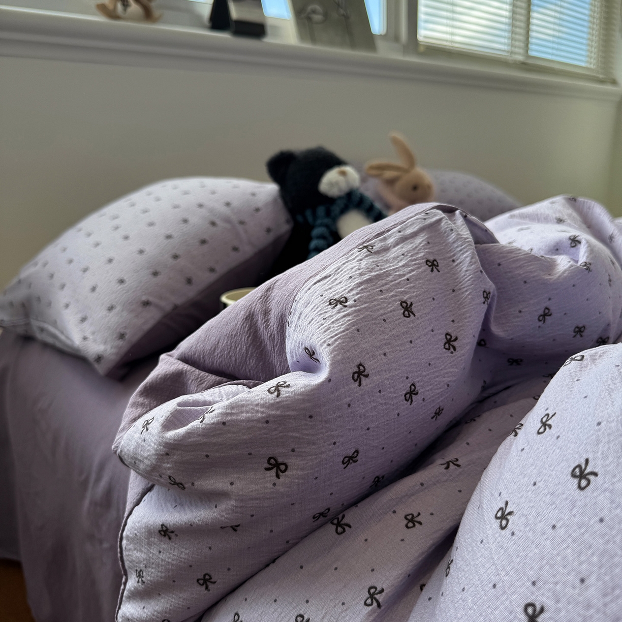 91家纺网 家纺一手货源 找家纺 水墨江南 2025新款高克重云感双层纱印花四件套-场景二 欢乐颂