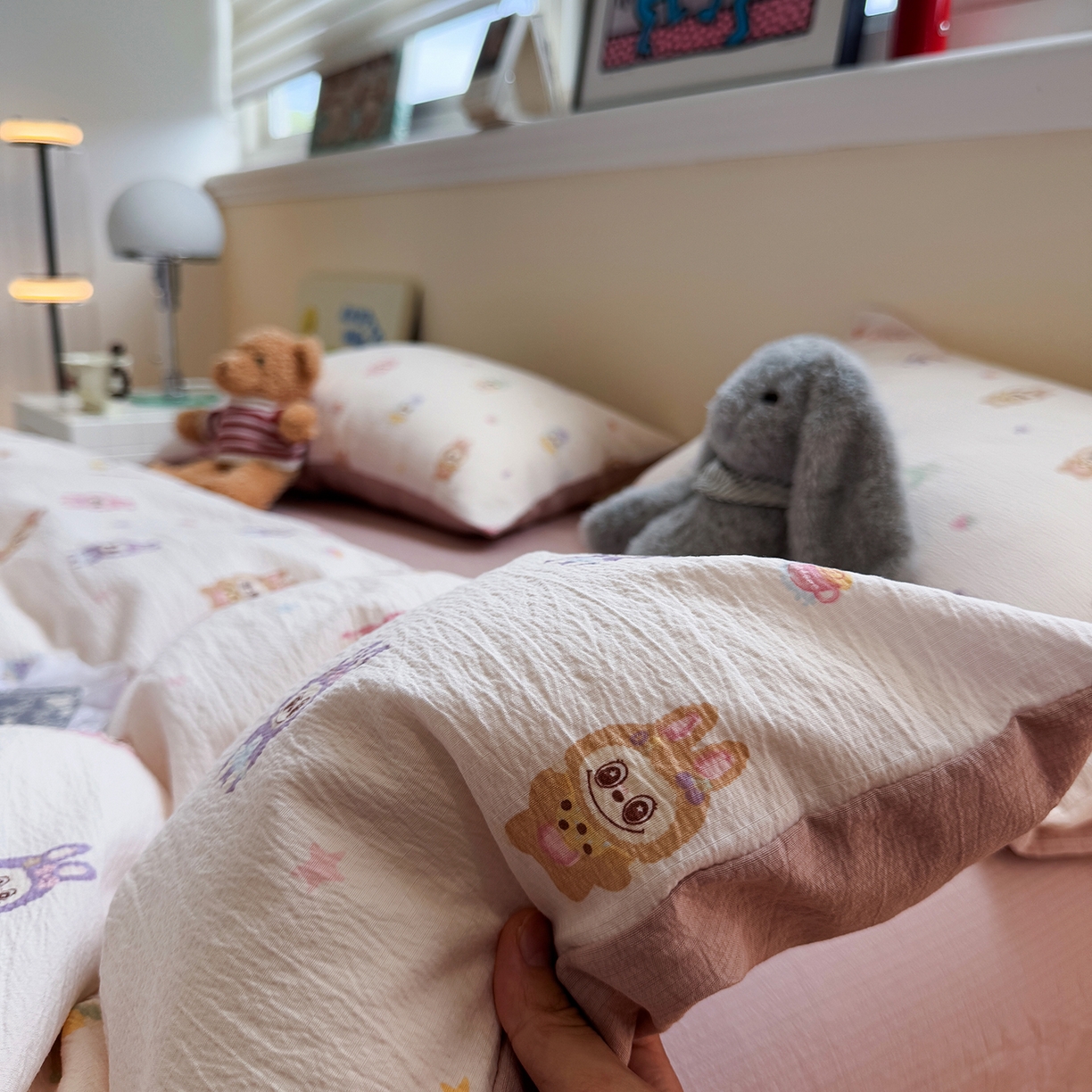 91家纺网 家纺一手货源 找家纺 水墨江南 2025新款高克重云感双层纱印花四件套-场景二 快乐布布