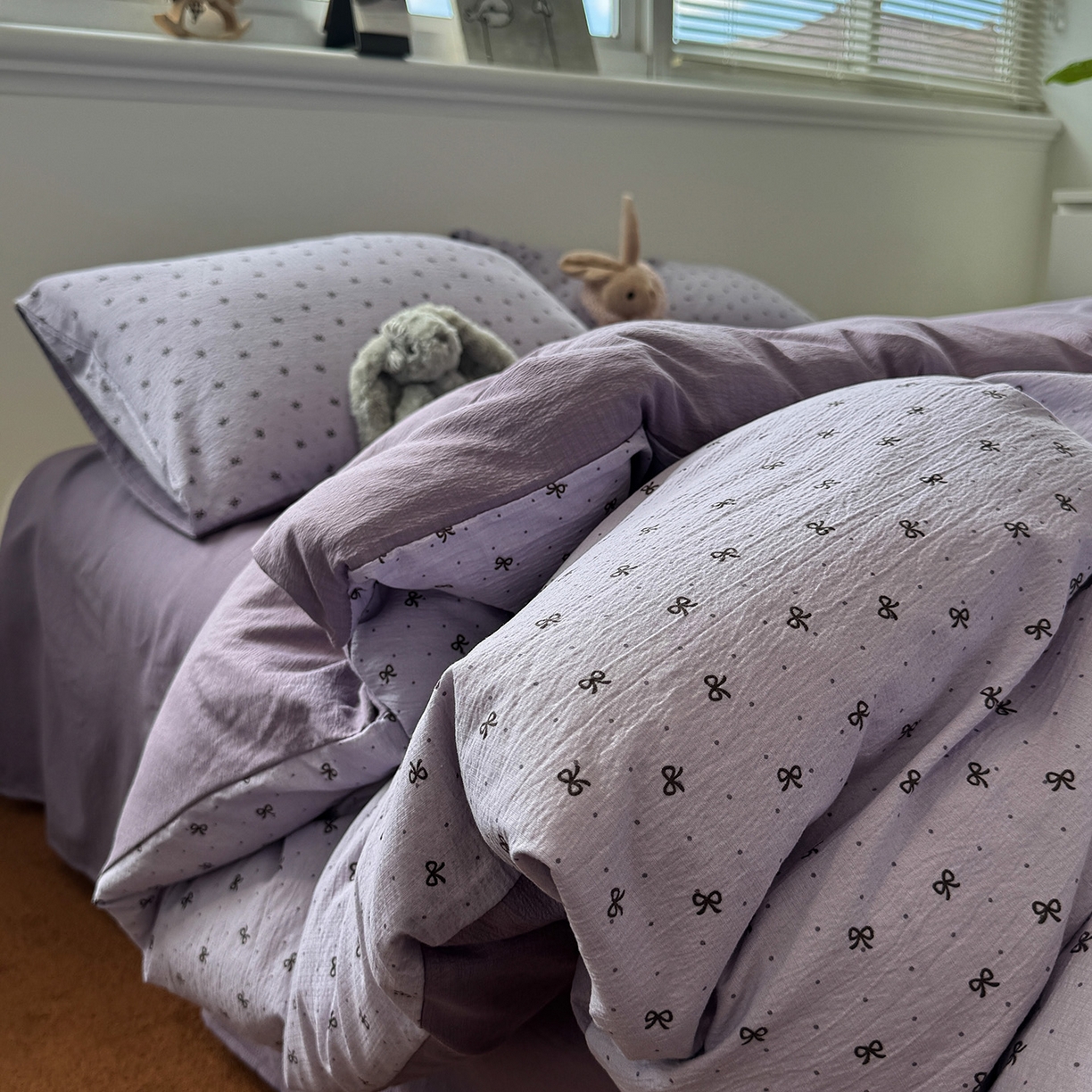 91家纺网 家纺一手货源 找家纺 水墨江南 2025新款高克重云感双层纱印花四件套-场景二 欢乐颂