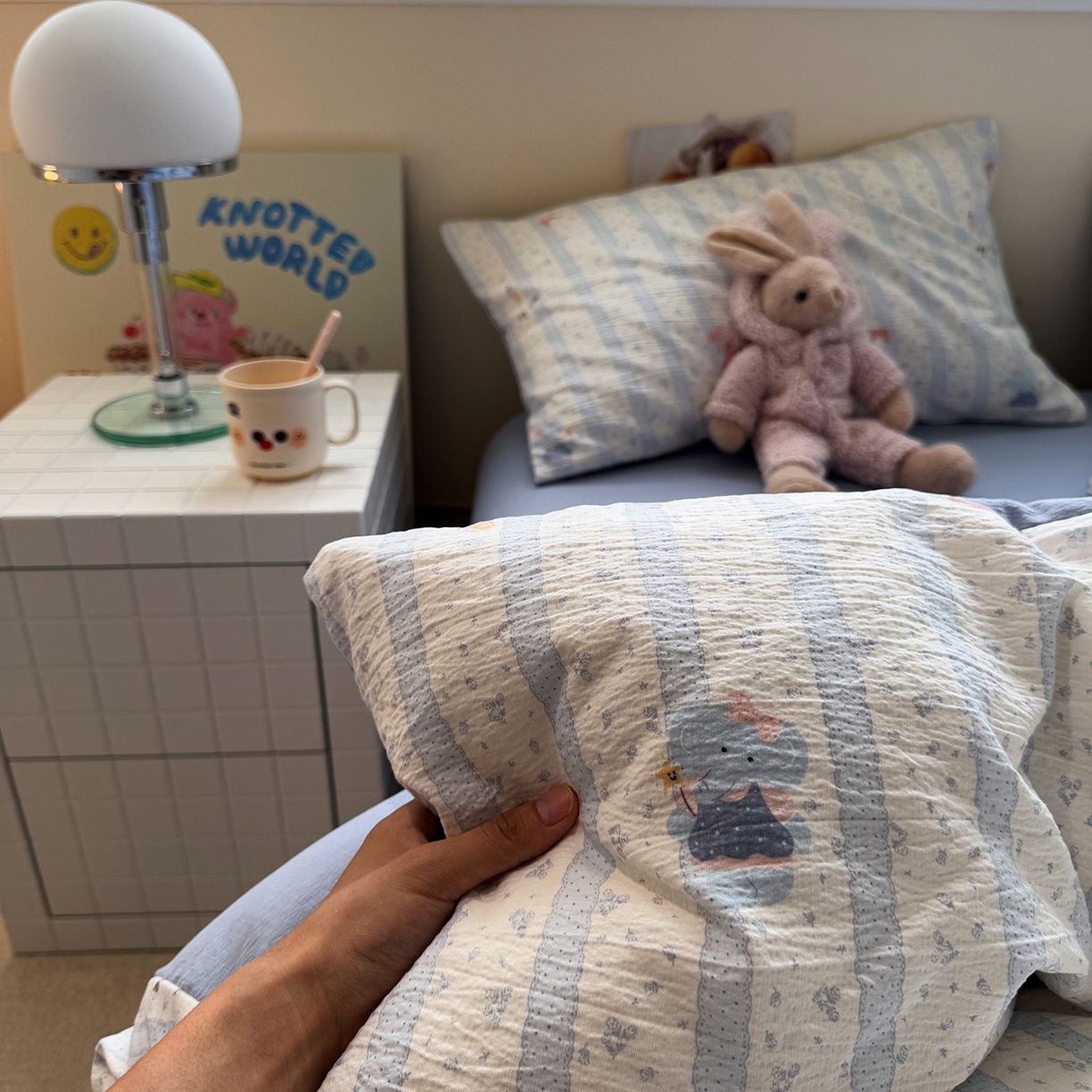 91家纺网 家纺一手货源 找家纺 水墨江南 2025新款高克重云感双层纱印花四件套-场景二 绒绒象