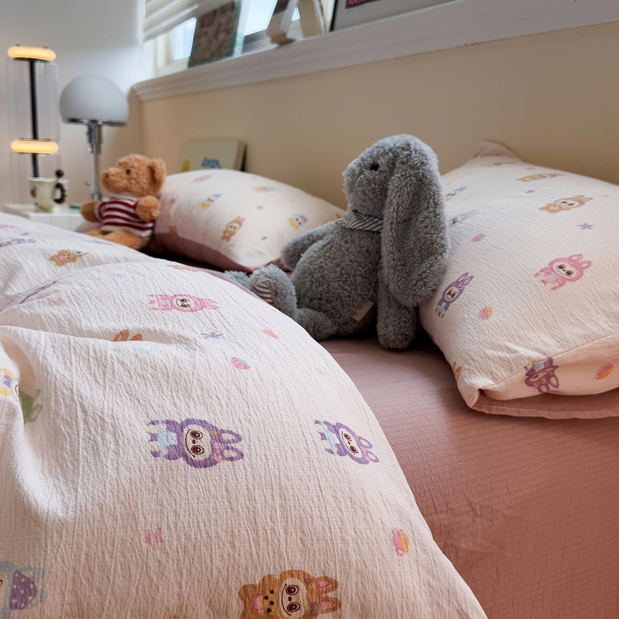 91家纺网 家纺一手货源 找家纺 水墨江南 2025新款高克重云感双层纱印花四件套-场景二 快乐布布