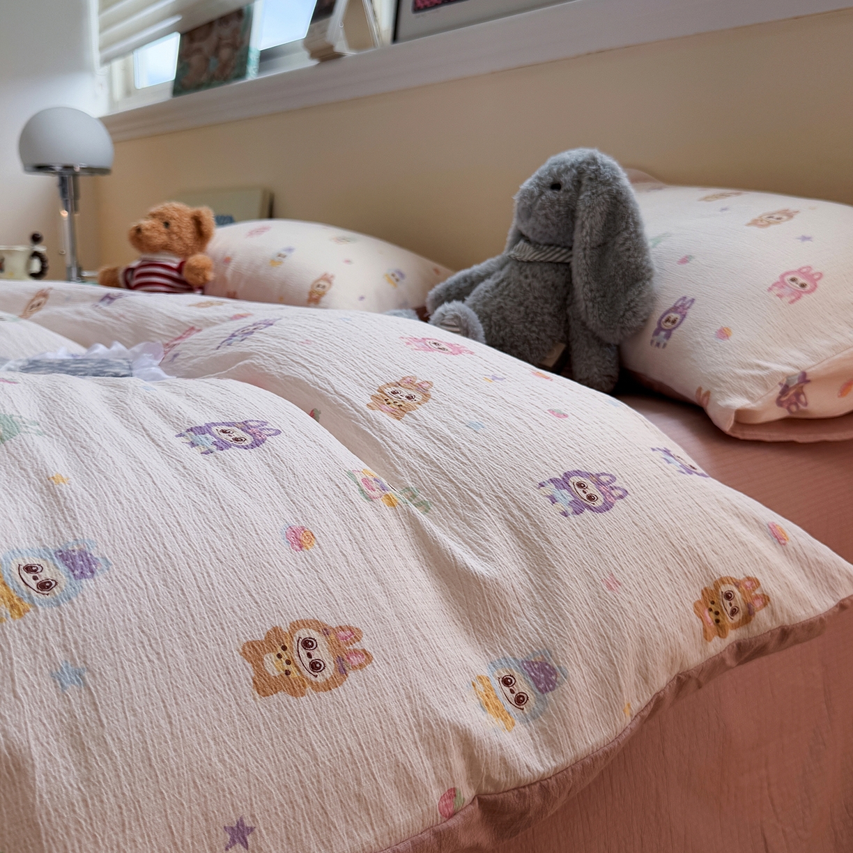 91家纺网 家纺一手货源 找家纺 水墨江南 2025新款高克重云感双层纱印花四件套-场景二 快乐布布