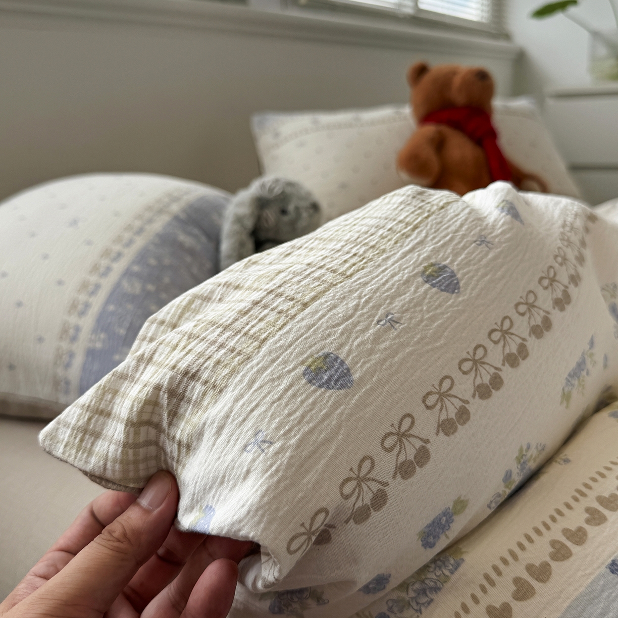 91家纺网 家纺一手货源 找家纺 水墨江南 2025新款高克重云感双层纱印花四件套-场景二 春天里