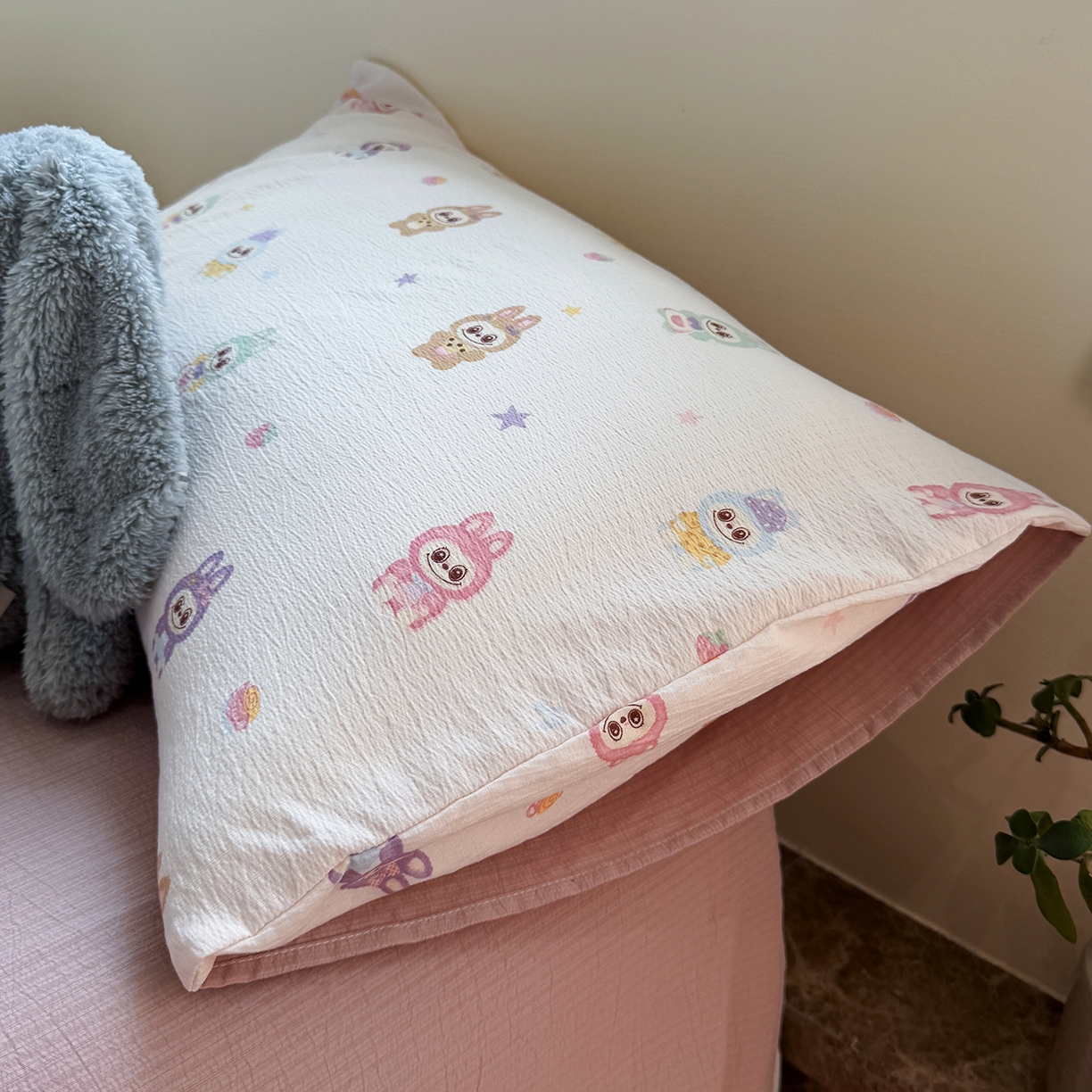 91家纺网 家纺一手货源 找家纺 水墨江南 2025新款高克重云感双层纱印花四件套-场景二 快乐布布