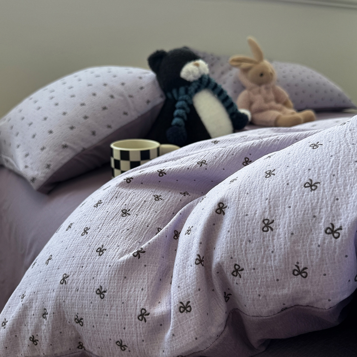 91家纺网 家纺一手货源 找家纺 水墨江南 2025新款高克重云感双层纱印花四件套-场景二 欢乐颂