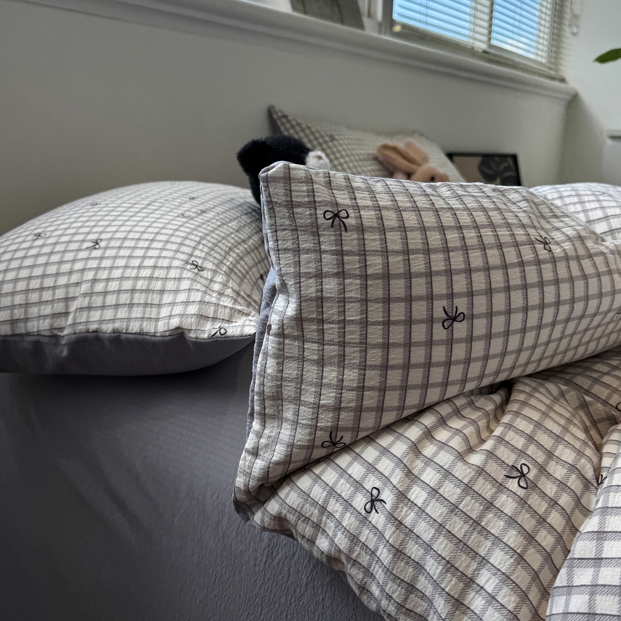 91家纺网 家纺一手货源 找家纺 水墨江南 2025新款高克重云感双层纱印花四件套-场景二 小格蝴蝶结