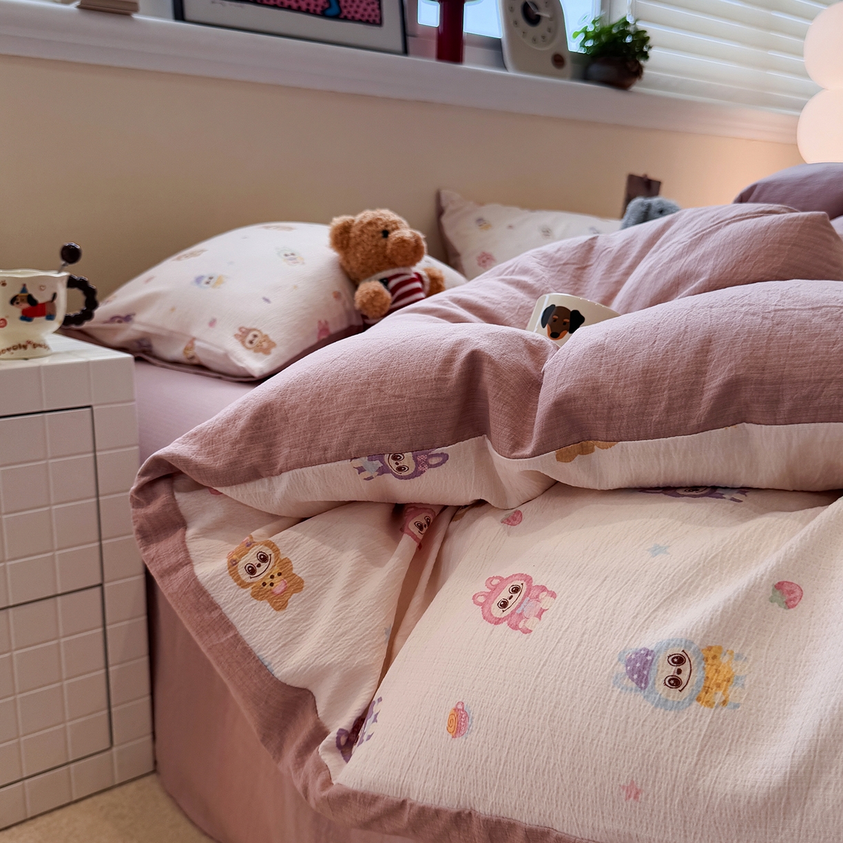 91家纺网 家纺一手货源 找家纺 水墨江南 2025新款高克重云感双层纱印花四件套-场景二 快乐布布