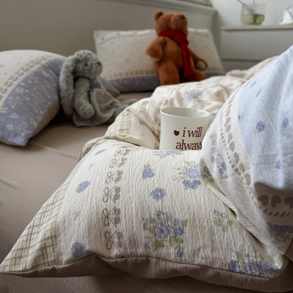 91家纺网 家纺一手货源 找家纺 水墨江南 2025新款高克重云感双层纱印花四件套-场景二 春天里