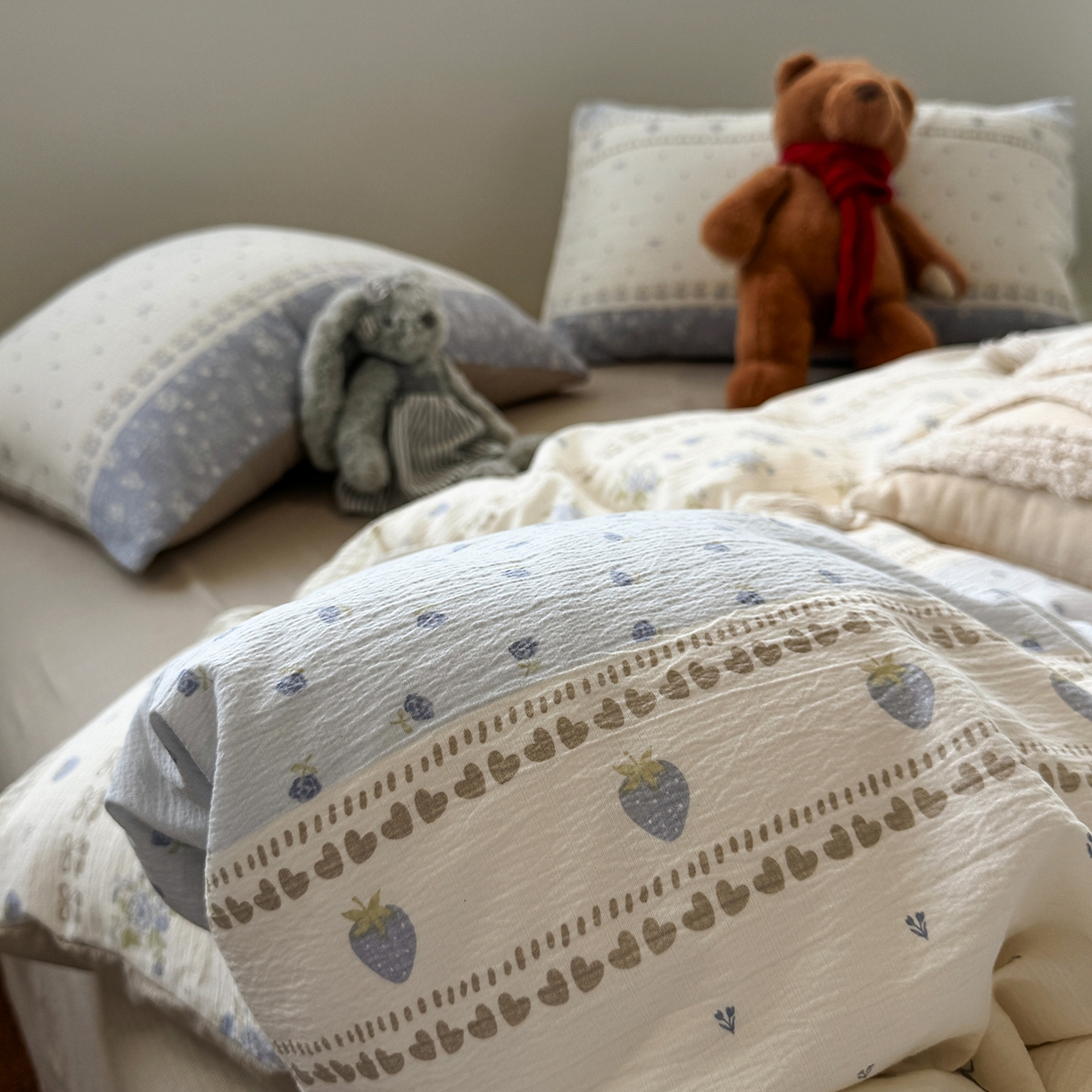 91家纺网 家纺一手货源 找家纺 水墨江南 2025新款高克重云感双层纱印花四件套-场景二 春天里