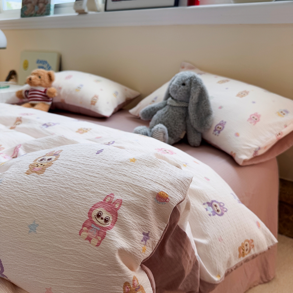 91家纺网 家纺一手货源 找家纺 水墨江南 2025新款高克重云感双层纱印花四件套-场景二 快乐布布