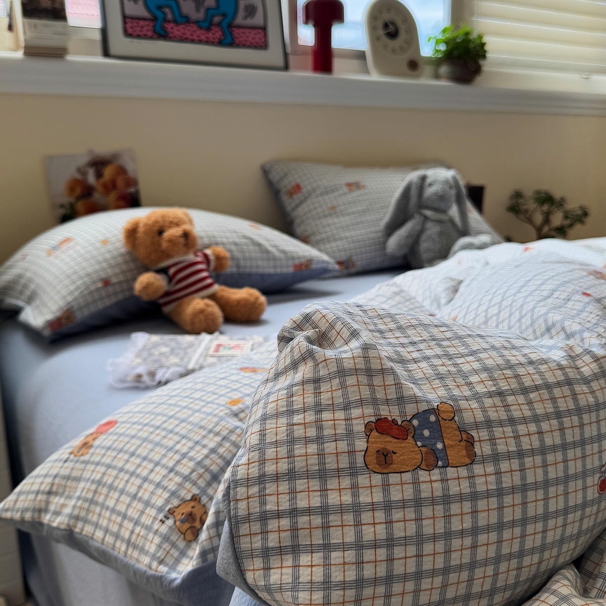 91家纺网 家纺一手货源 找家纺 水墨江南 2025新款高克重云感双层纱印花四件套-场景二 可爱卡比