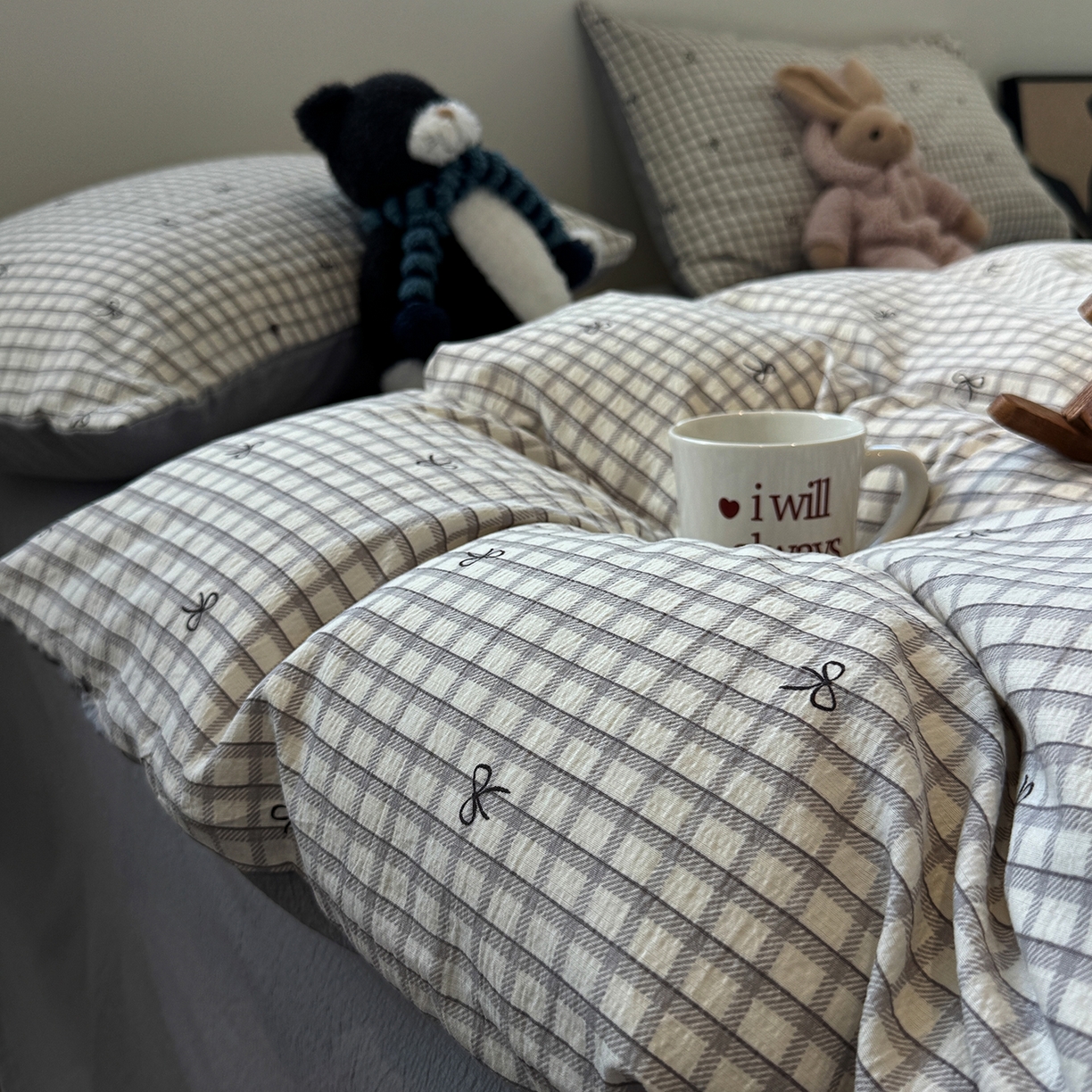 91家纺网 家纺一手货源 找家纺 水墨江南 2025新款高克重云感双层纱印花四件套-场景二 小格蝴蝶结