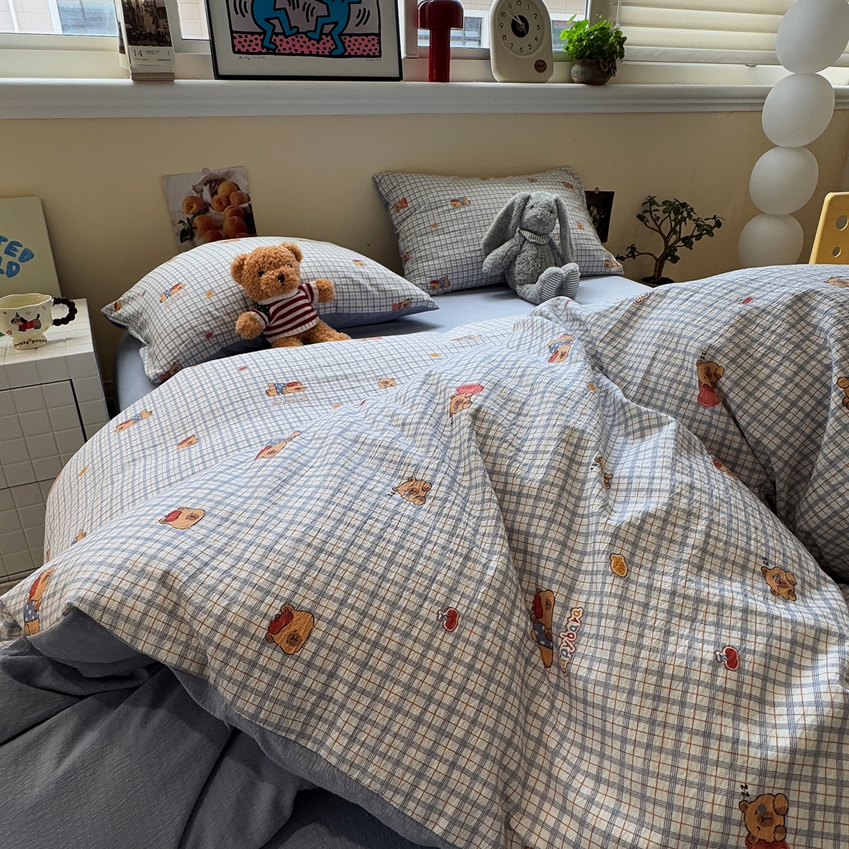 91家纺网 家纺一手货源 找家纺 水墨江南 2025新款高克重云感双层纱印花四件套-场景二 可爱卡比