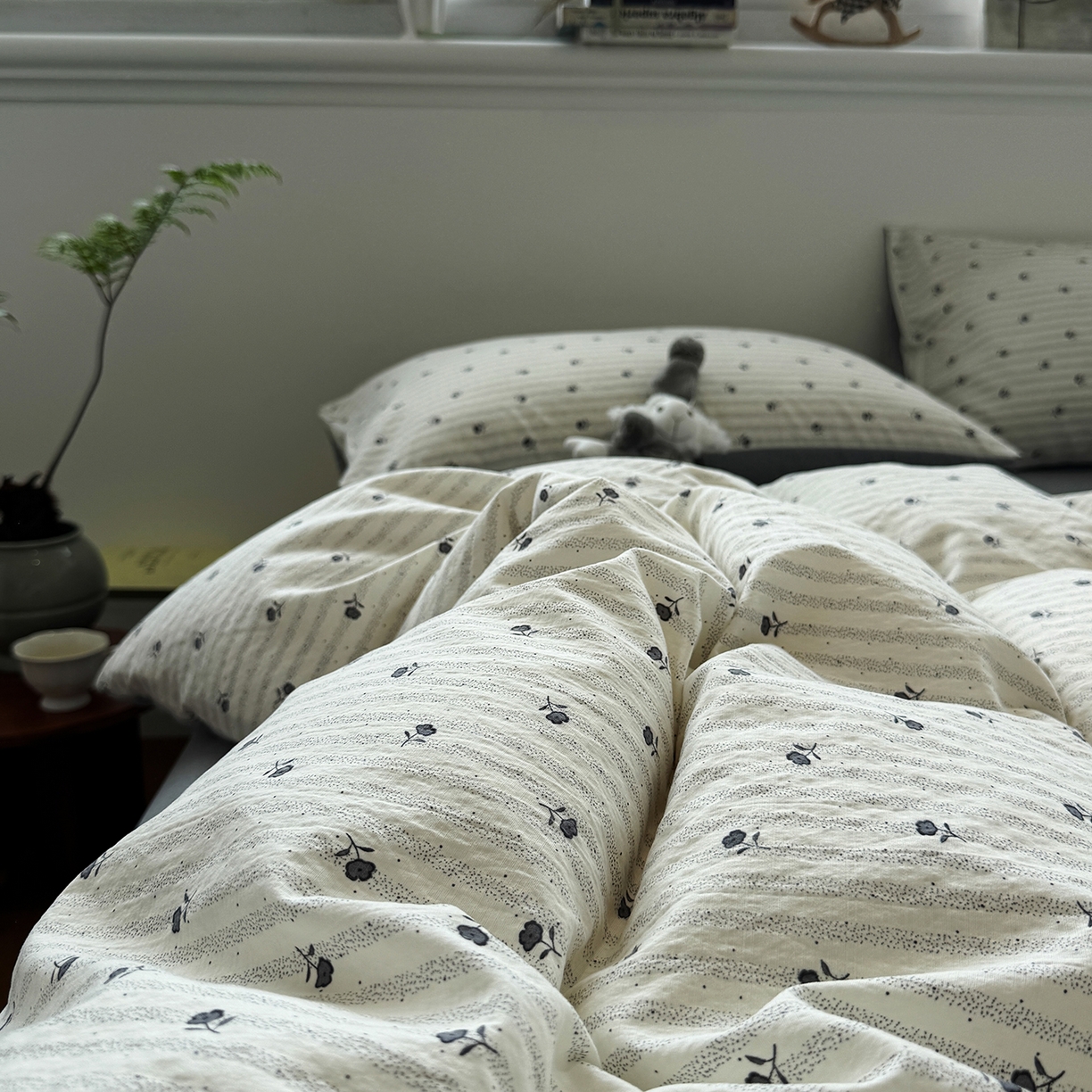 91家纺网 家纺一手货源 找家纺 水墨江南 2025新款高克重云感双层纱印花四件套-场景二 织梦