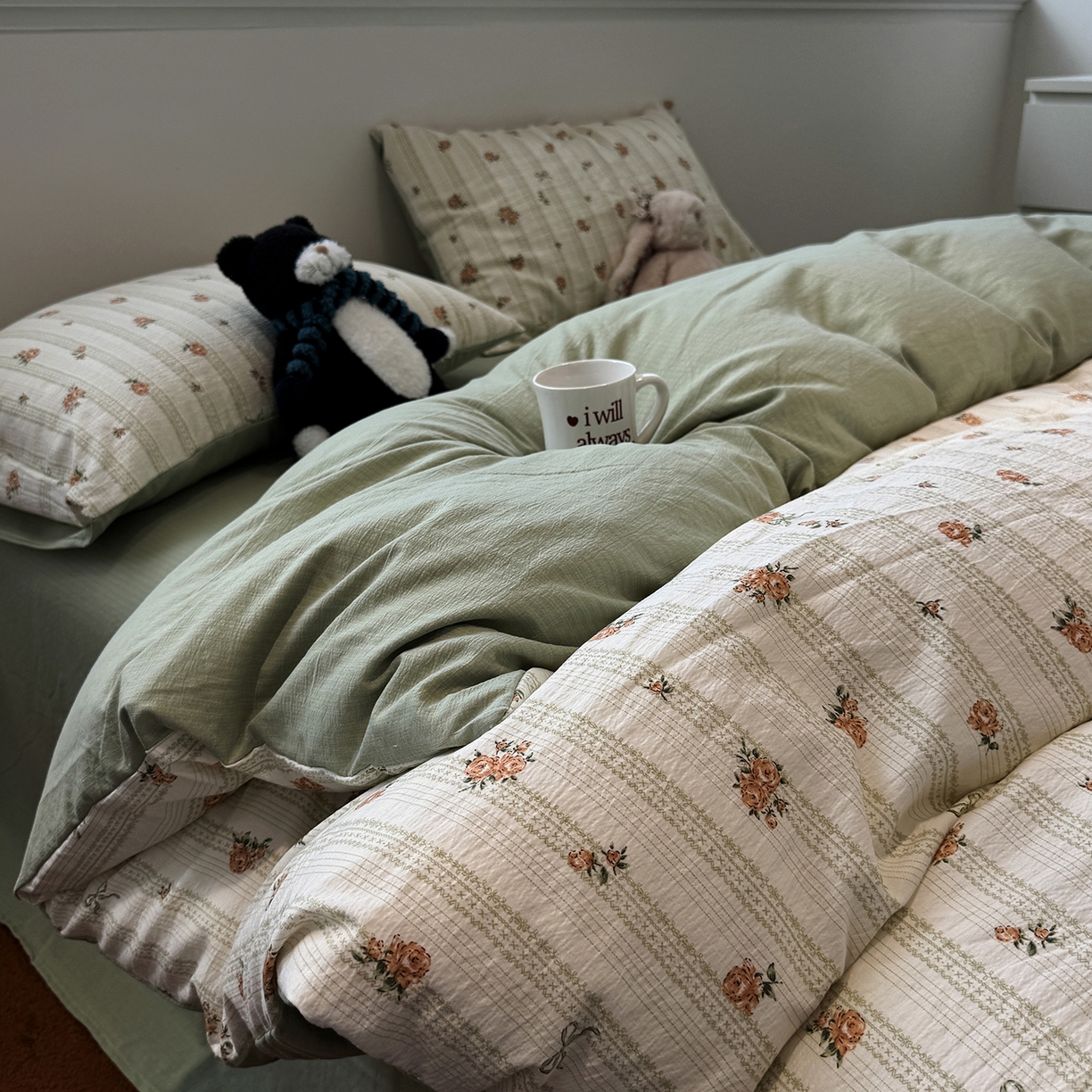 91家纺网 家纺一手货源 找家纺 水墨江南 2025新款高克重云感双层纱印花四件套-场景二 花枝蔓