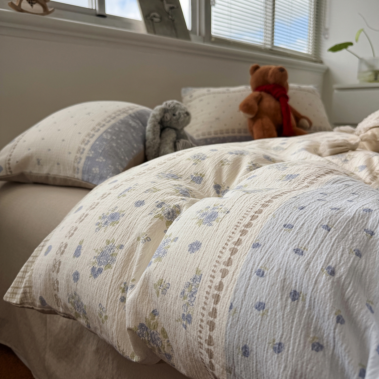 91家纺网 家纺一手货源 找家纺 水墨江南 2025新款高克重云感双层纱印花四件套-场景二 春天里