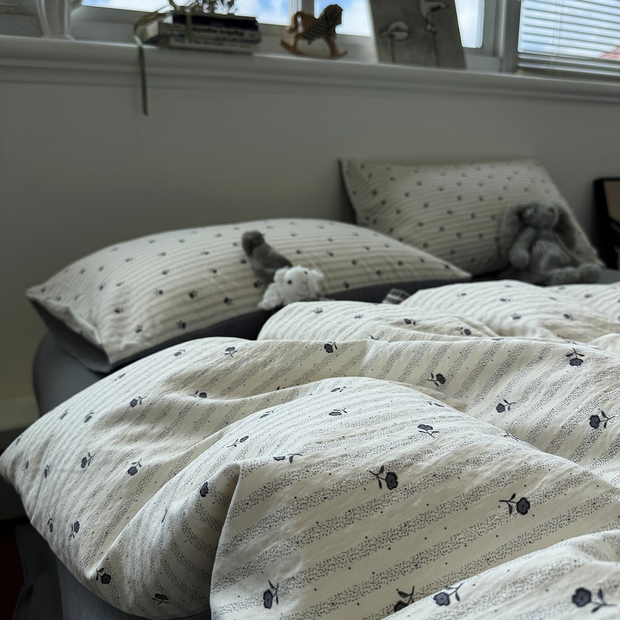 91家纺网 家纺一手货源 找家纺 水墨江南 2025新款高克重云感双层纱印花四件套-场景二 织梦