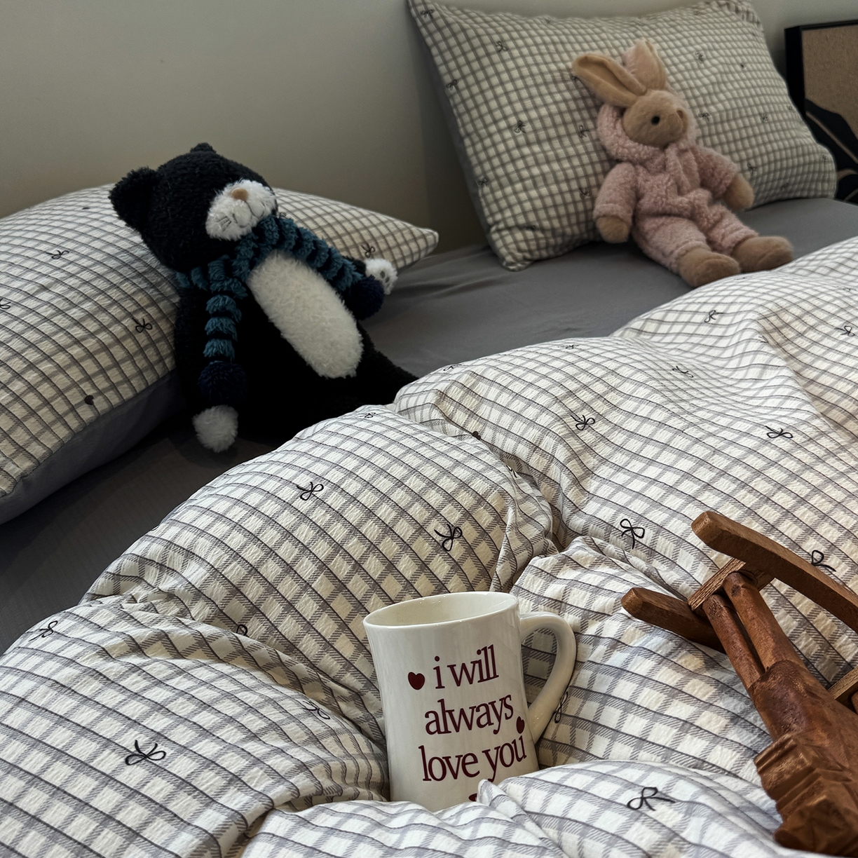 91家纺网 家纺一手货源 找家纺 水墨江南 2025新款高克重云感双层纱印花四件套-场景二 小格蝴蝶结