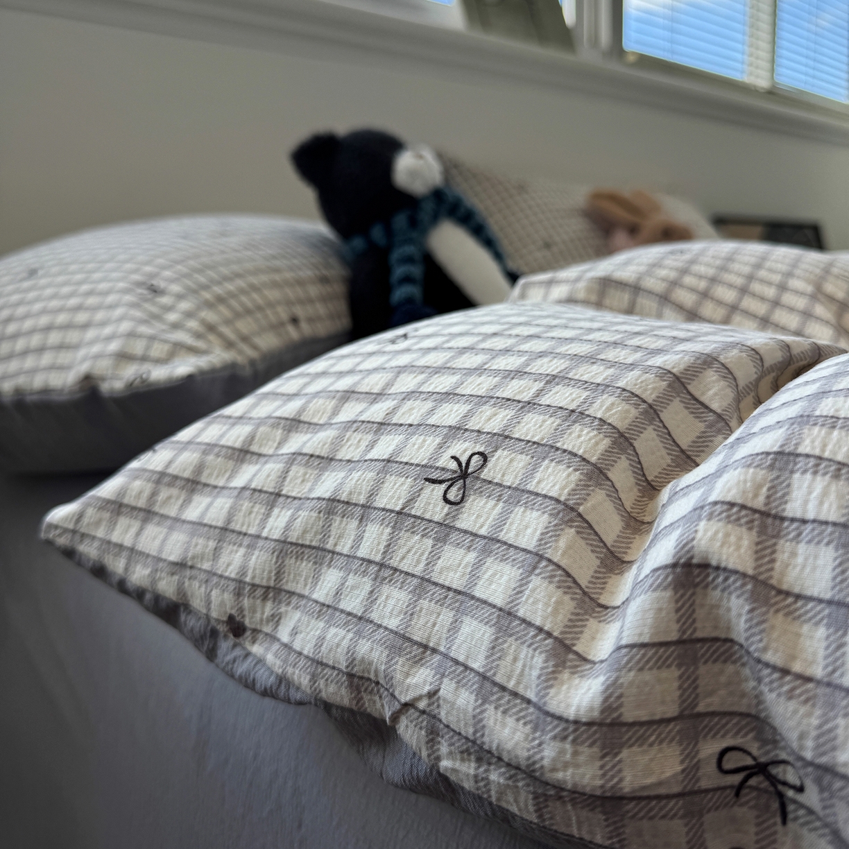 91家纺网 家纺一手货源 找家纺 水墨江南 2025新款高克重云感双层纱印花四件套-场景二 小格蝴蝶结