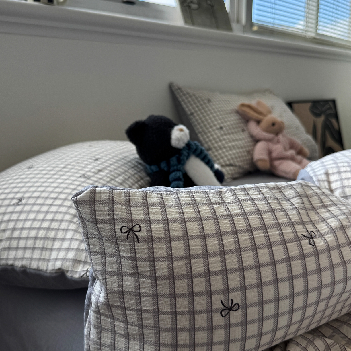 91家纺网 家纺一手货源 找家纺 水墨江南 2025新款高克重云感双层纱印花四件套-场景二 小格蝴蝶结