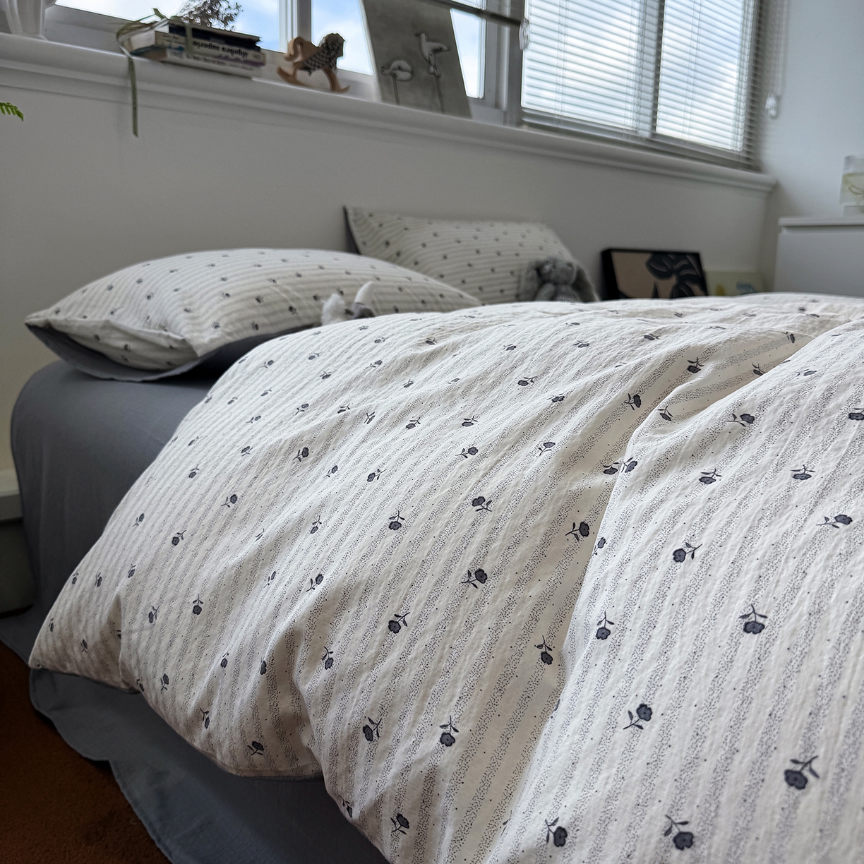 91家纺网 家纺一手货源 找家纺 水墨江南 2025新款高克重云感双层纱印花四件套-场景二 织梦